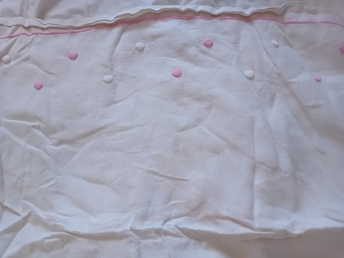 Illustration de Drap ancien brodé en coton
