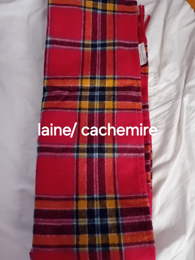 Illustration de Écharpe à carreaux en laine