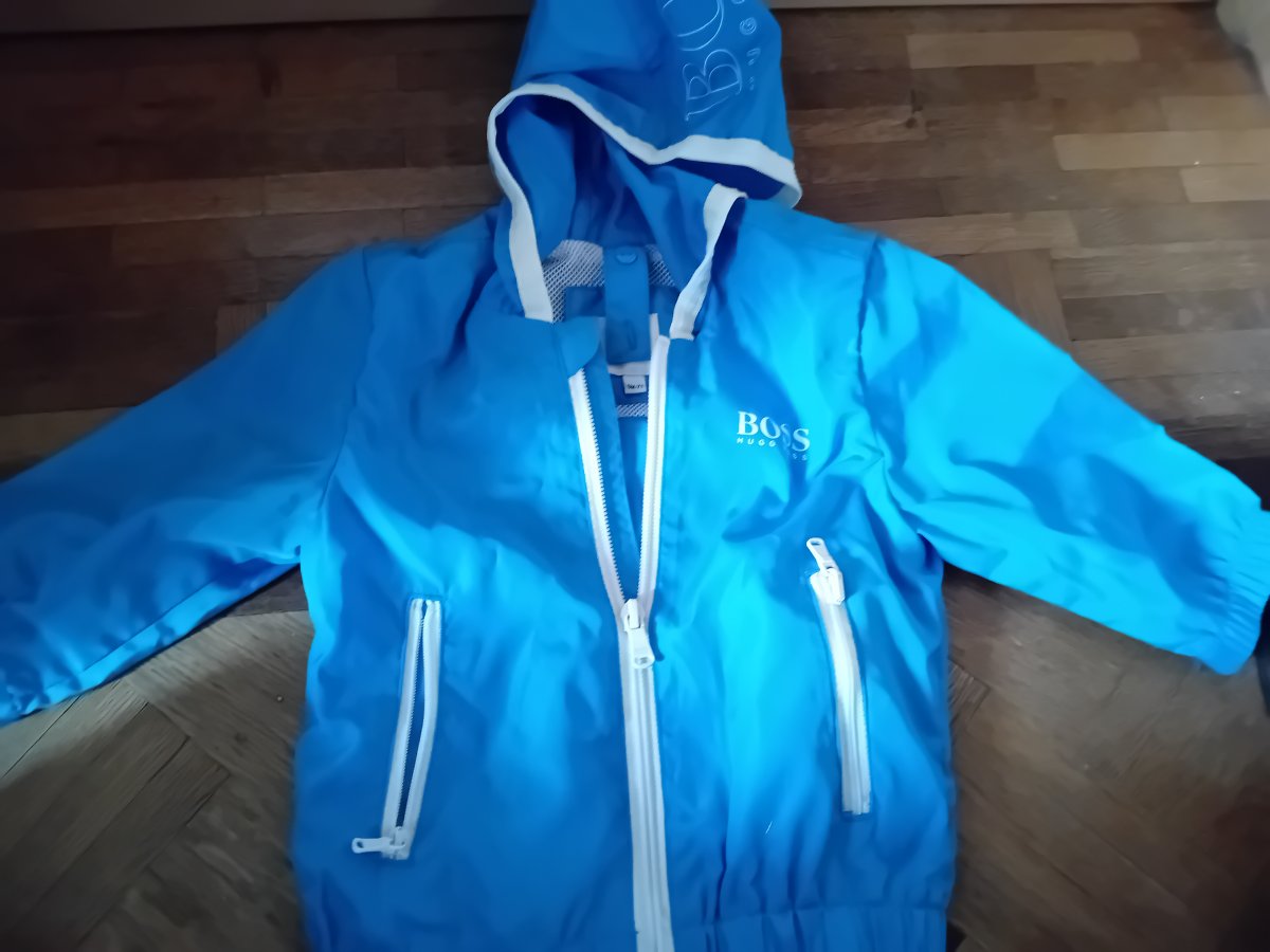 Illustration de Veste pluie / coupe vent 9 mois