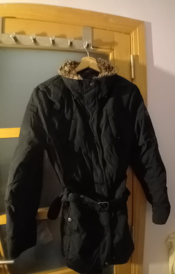 Illustration de Manteau parka noir esprit Medium