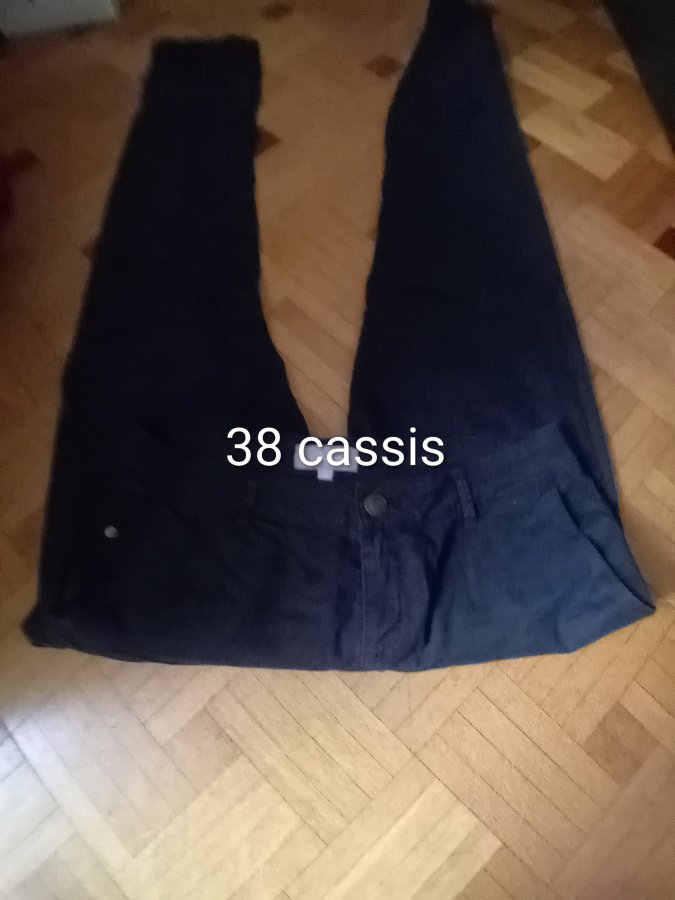 Illustration de Plusieurs Pantalon/ jeans femme
