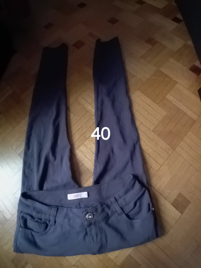 Illustration de Plusieurs Pantalon/ jeans femme