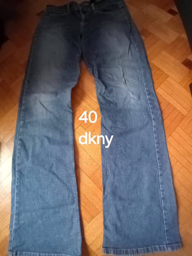Illustration de Plusieurs Pantalon/ jeans femme