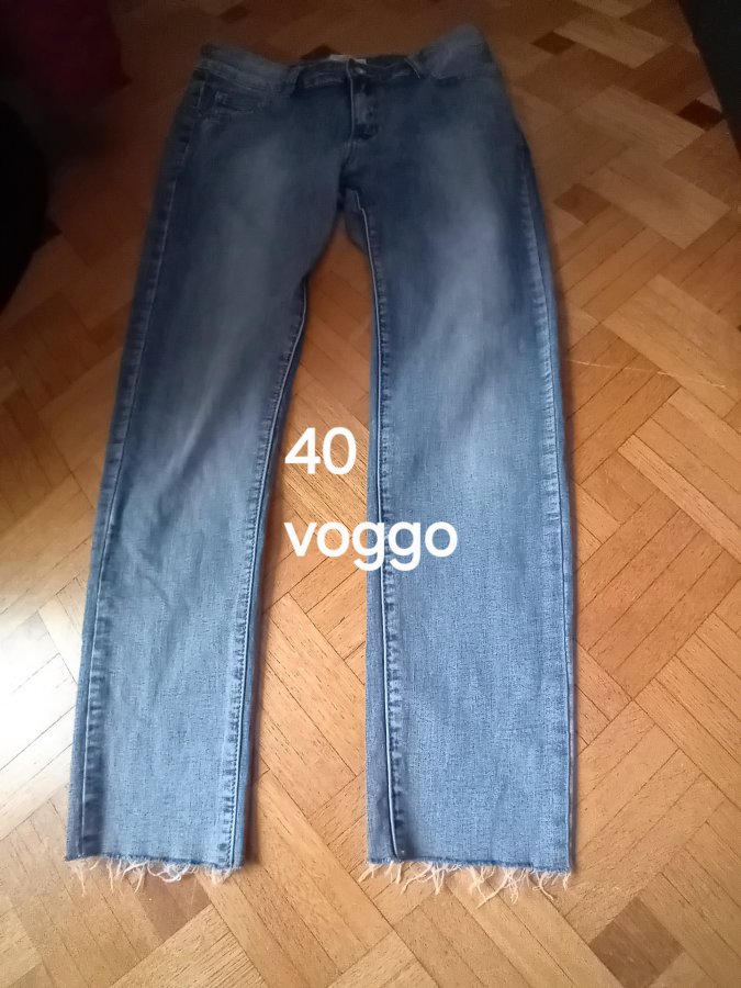 Illustration de Plusieurs Pantalon/ jeans femme
