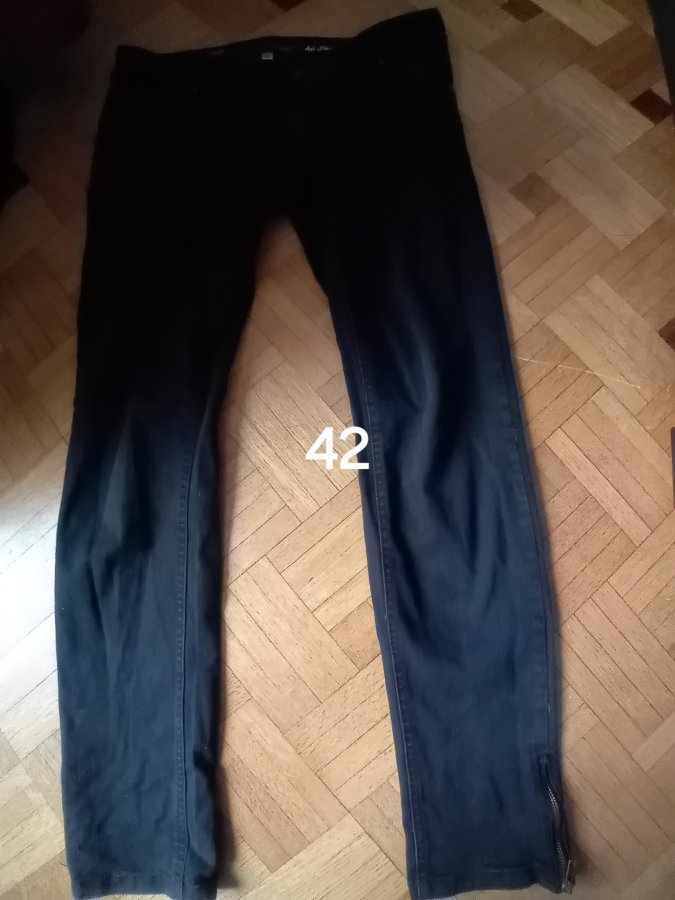 Illustration de Plusieurs Pantalon/ jeans femme