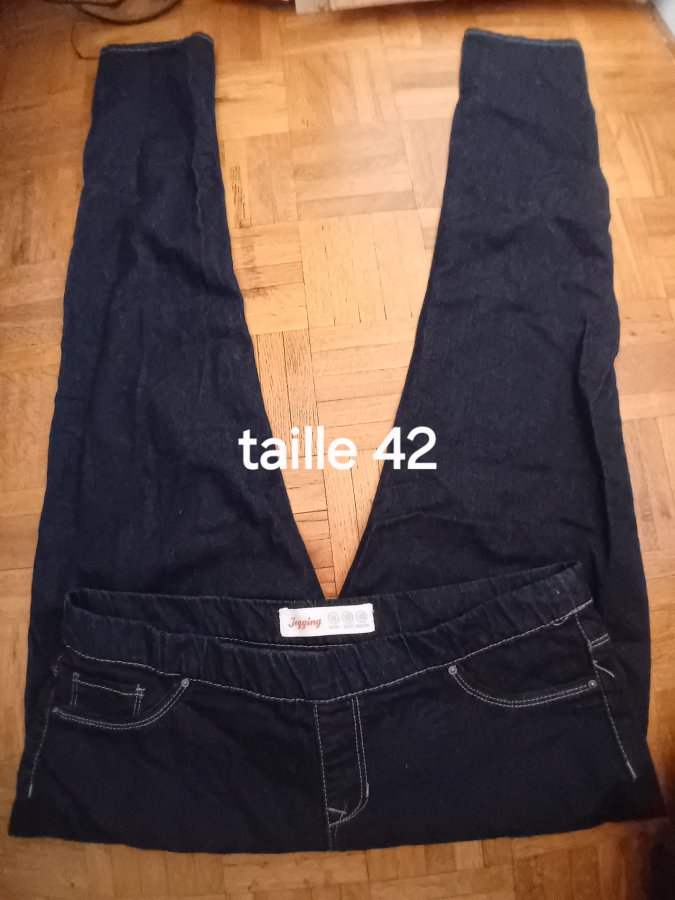Illustration de Plusieurs Pantalon/ jeans femme