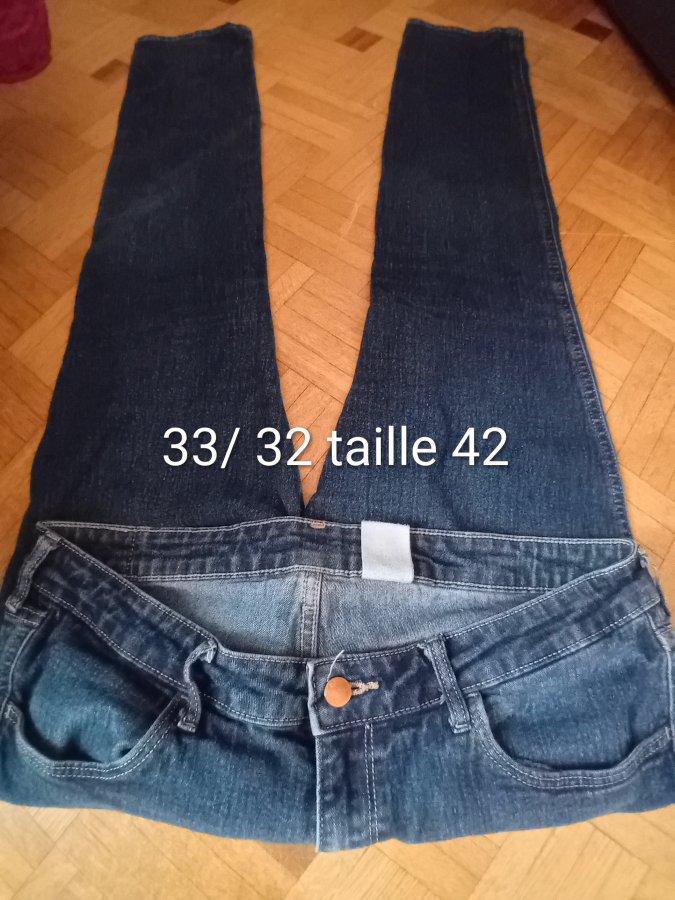 Illustration de Plusieurs Pantalon/ jeans femme