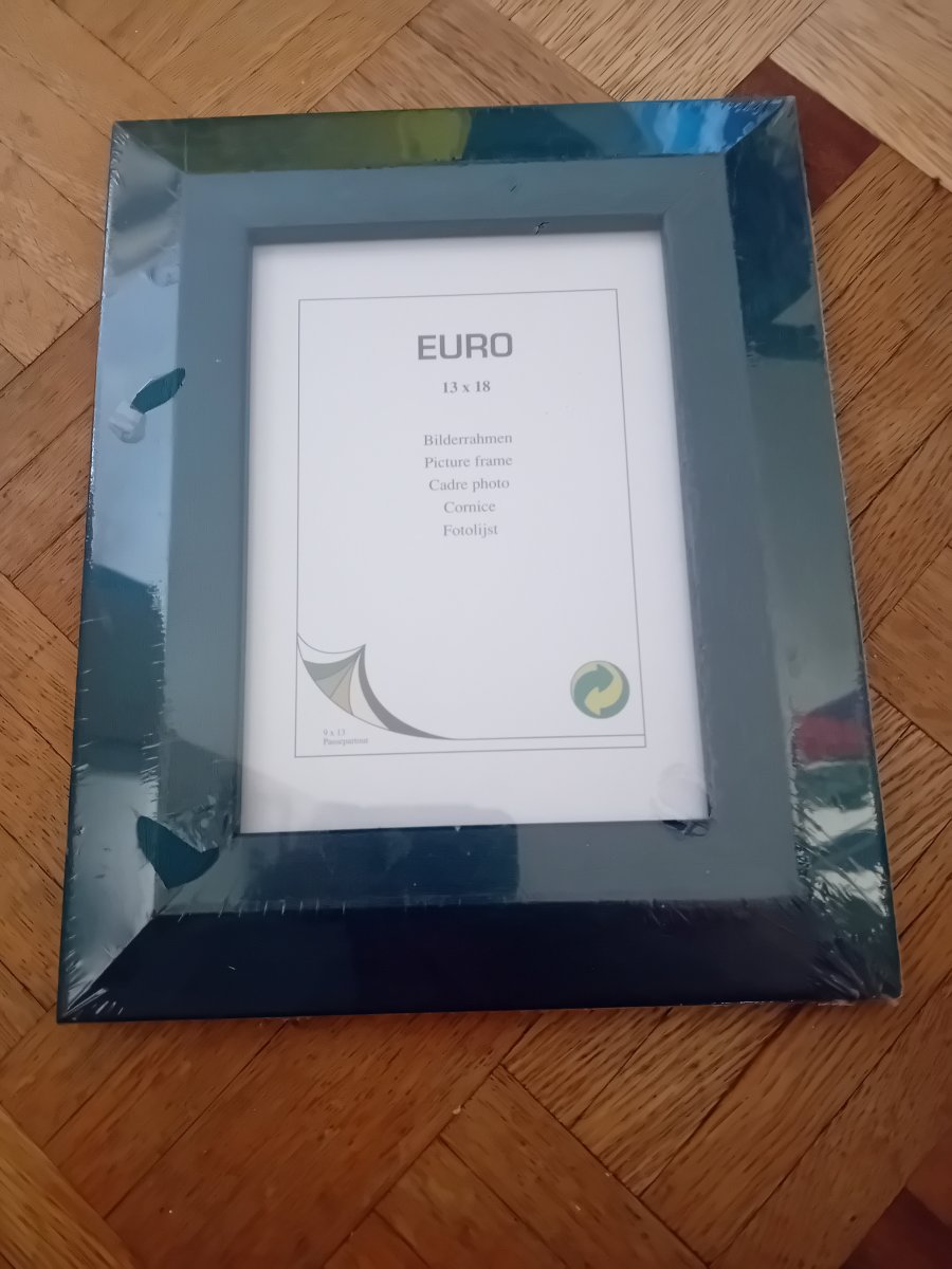 Illustration de Cadre photo verre et encadrement bois vert