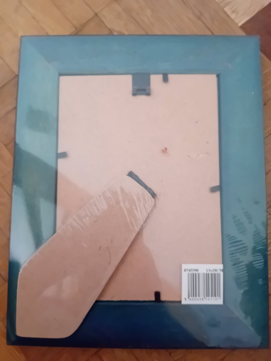 Illustration de Cadre photo verre et encadrement bois vert