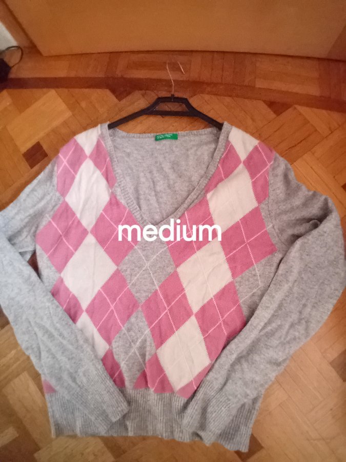 Illustration de Pull en laine medium benetton