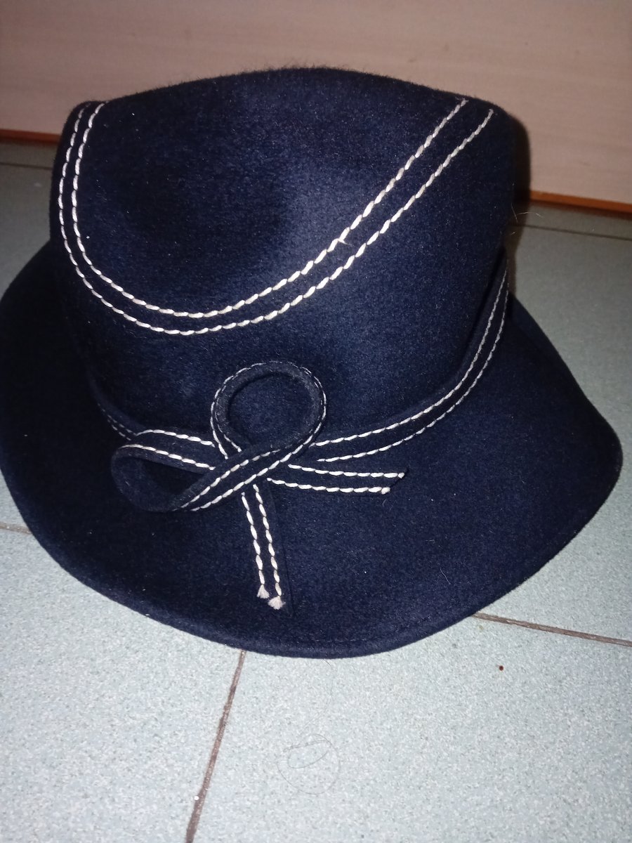 Illustration de Chapeau beu foncé vintage