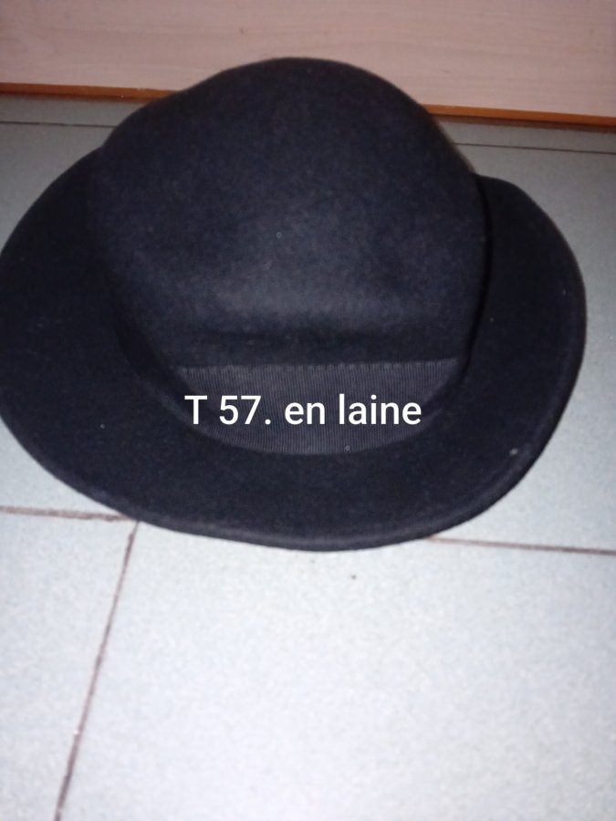 Illustration de Chapeau noir en laine