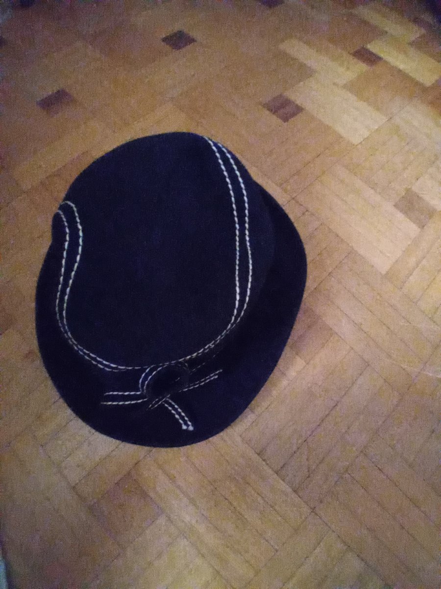 Illustration de Chapeau beu foncé vintage