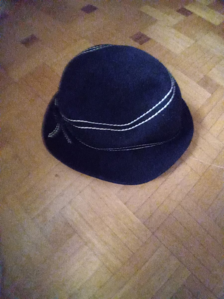 Illustration de Chapeau beu foncé vintage