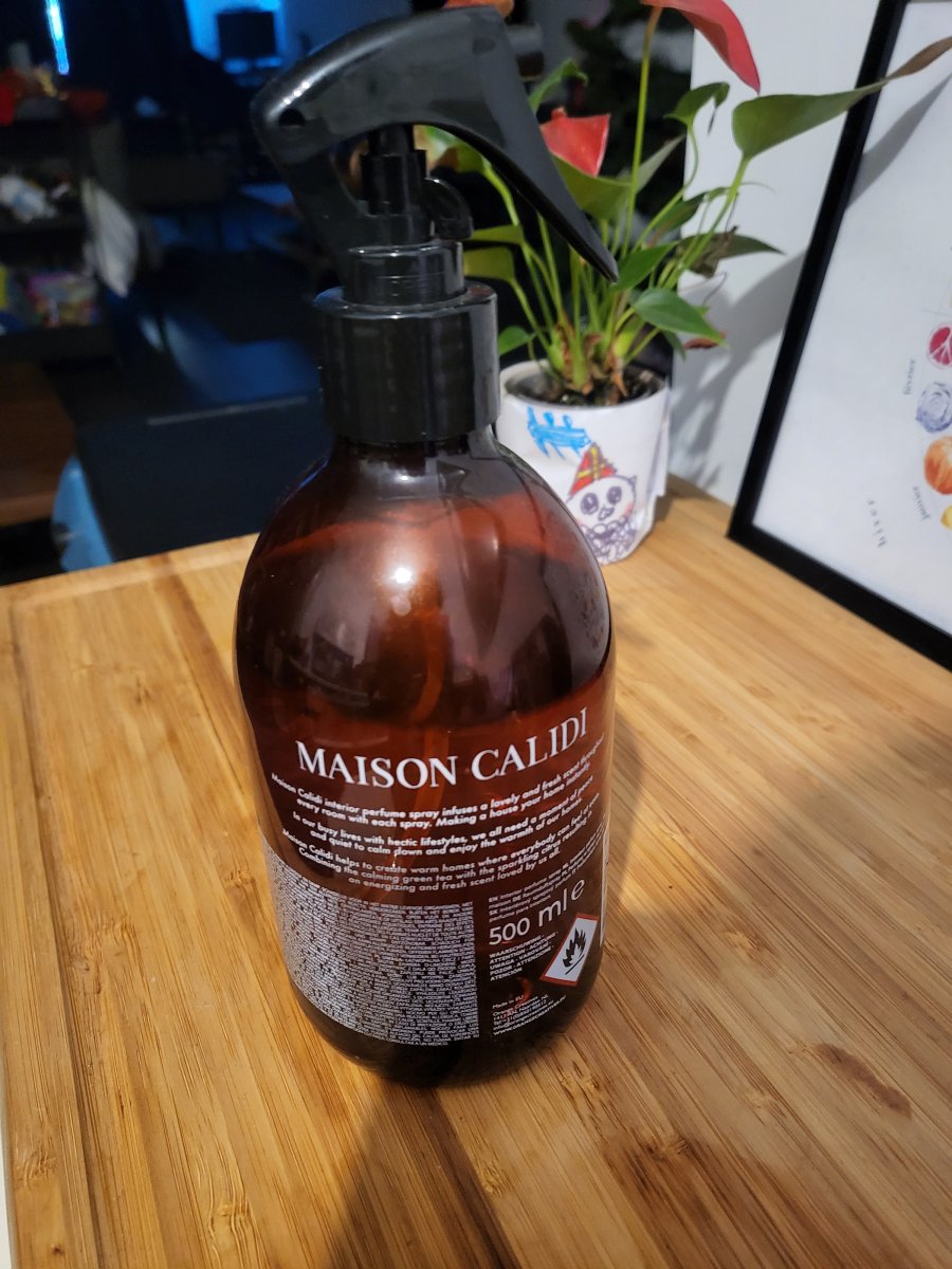 Illustration de Maison Calidi spray parfum d'intérieur thé vert et citron