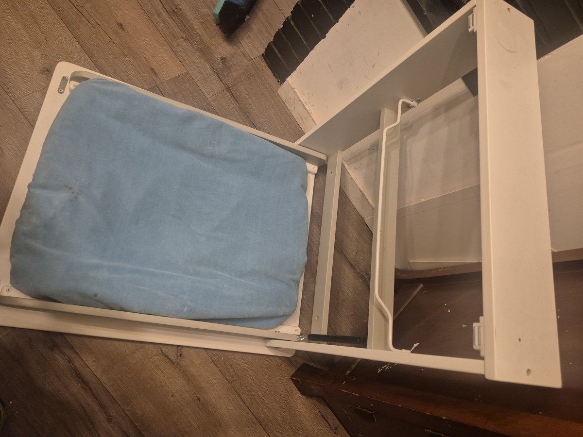 Illustration de Relaxe et table à langer, gratuit à donner , je n'ai