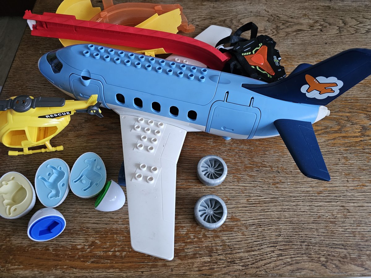 Illustration de Lot de jouets (pas complets) 