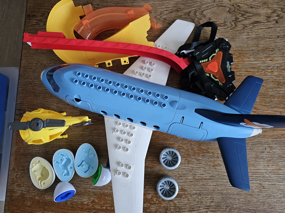 Illustration de Lot de jouets (pas complets) 