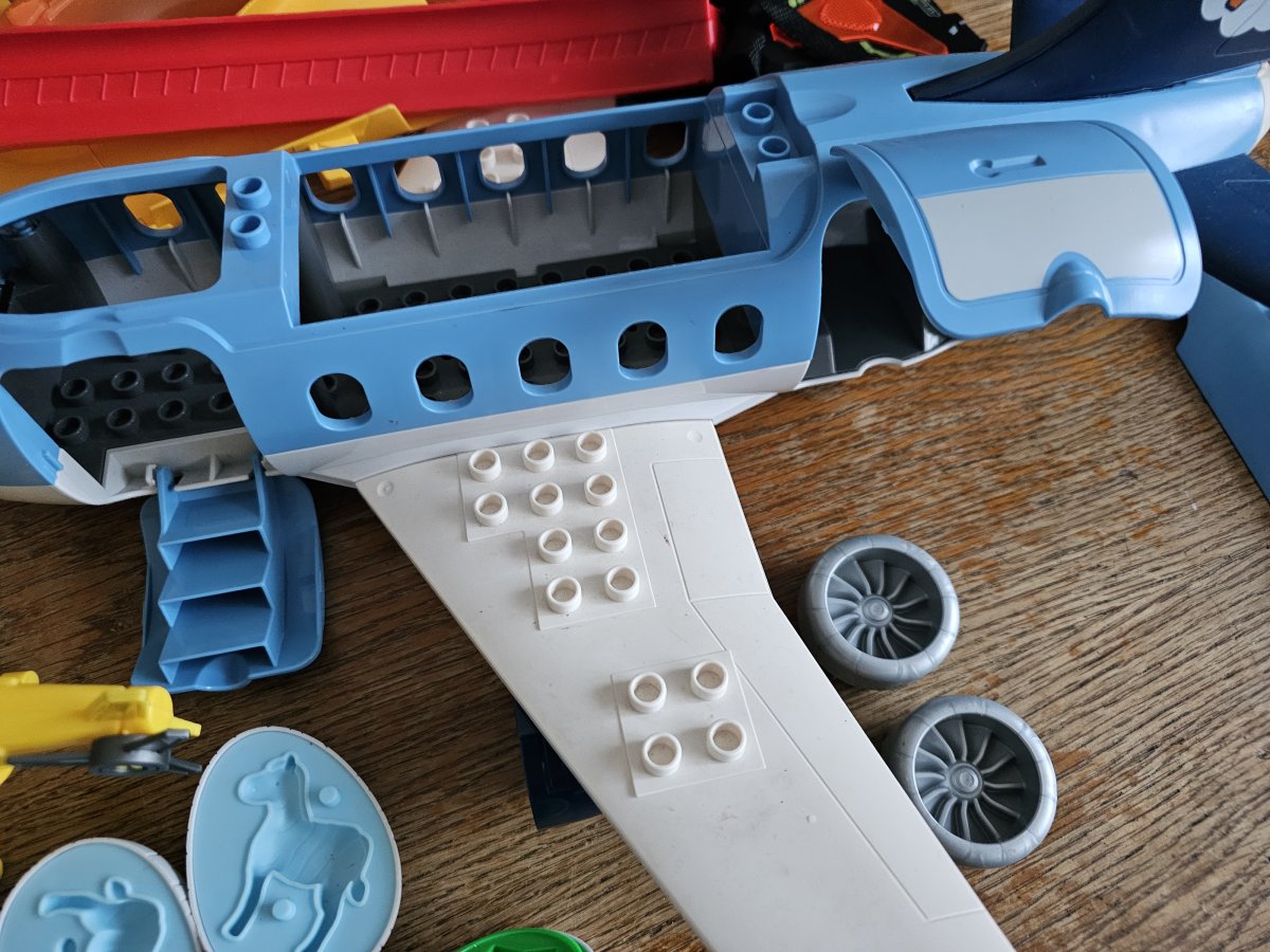 Illustration de Lot de jouets (pas complets) 