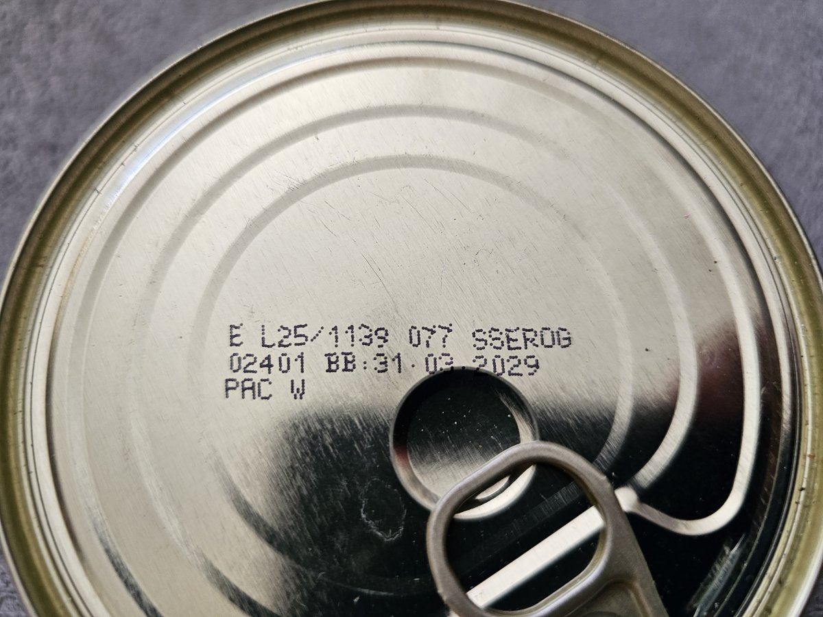 Illustration de 4 boîtes de conserve