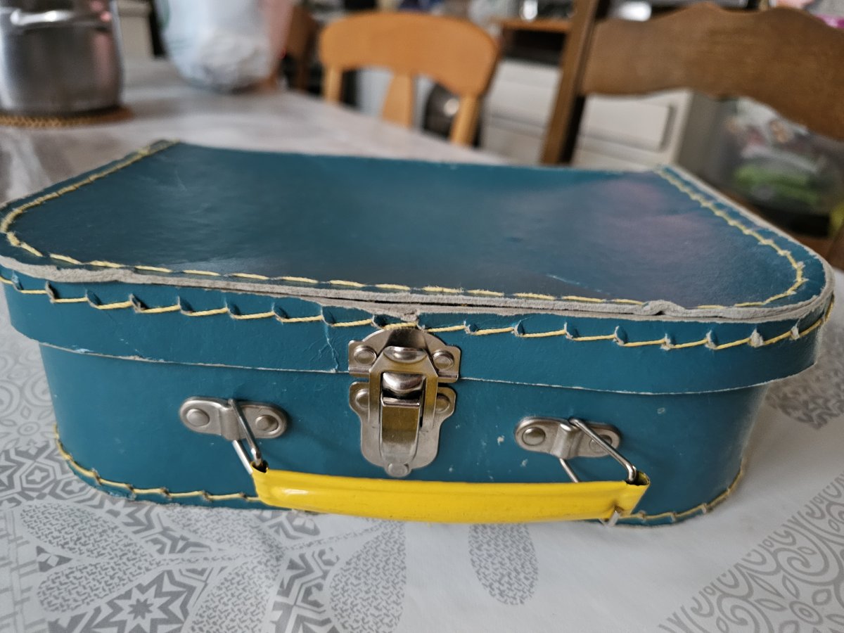 Illustration de Valisette enfant pour ranger les jouets