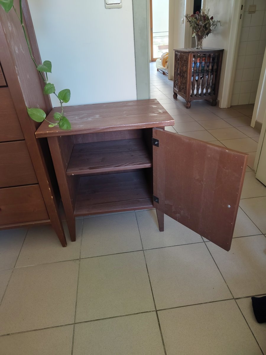 Illustration de Armoire et table de nuit