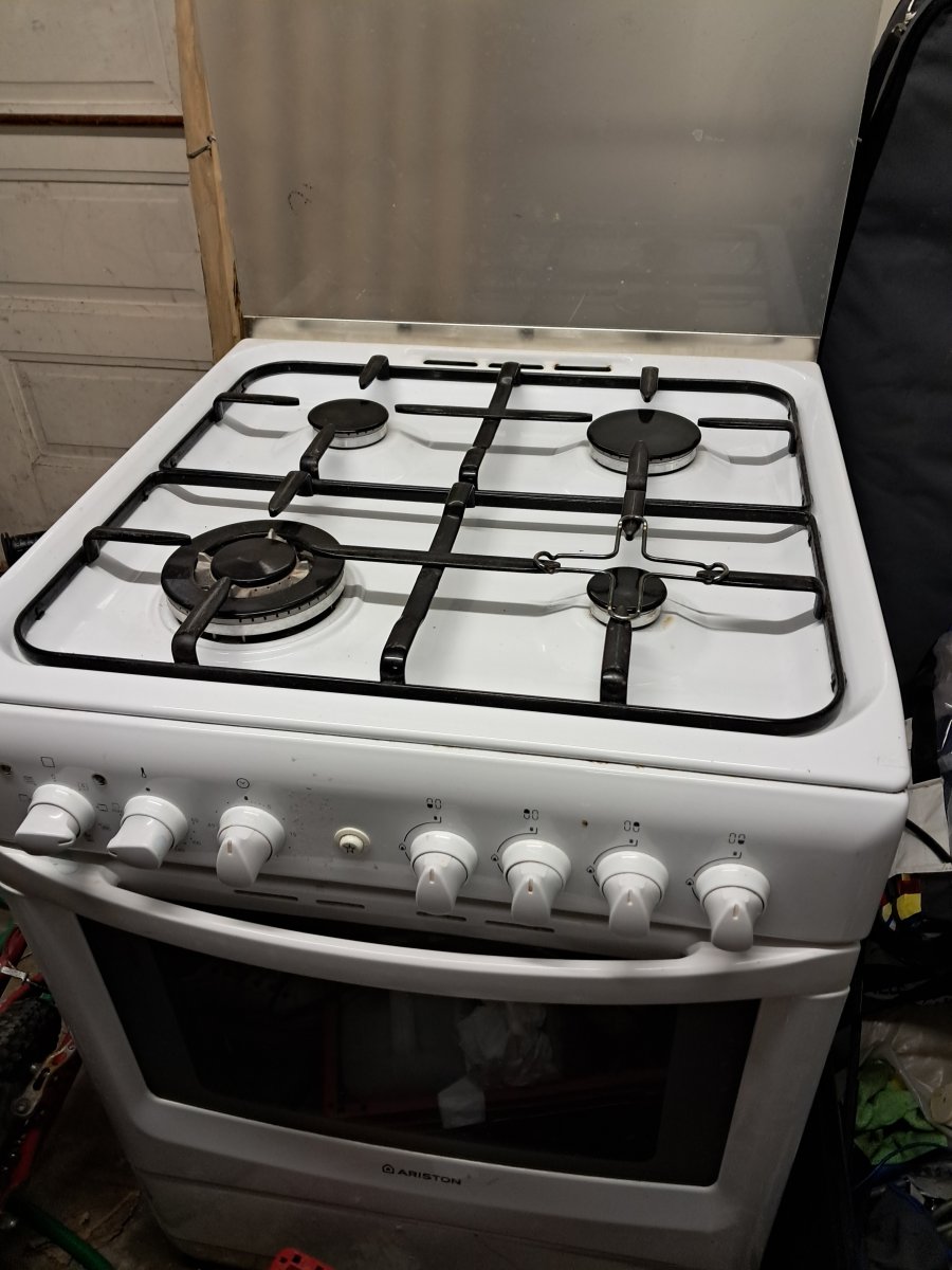 Illustration de Cuisinière au gaz Ariston avec four électrique 