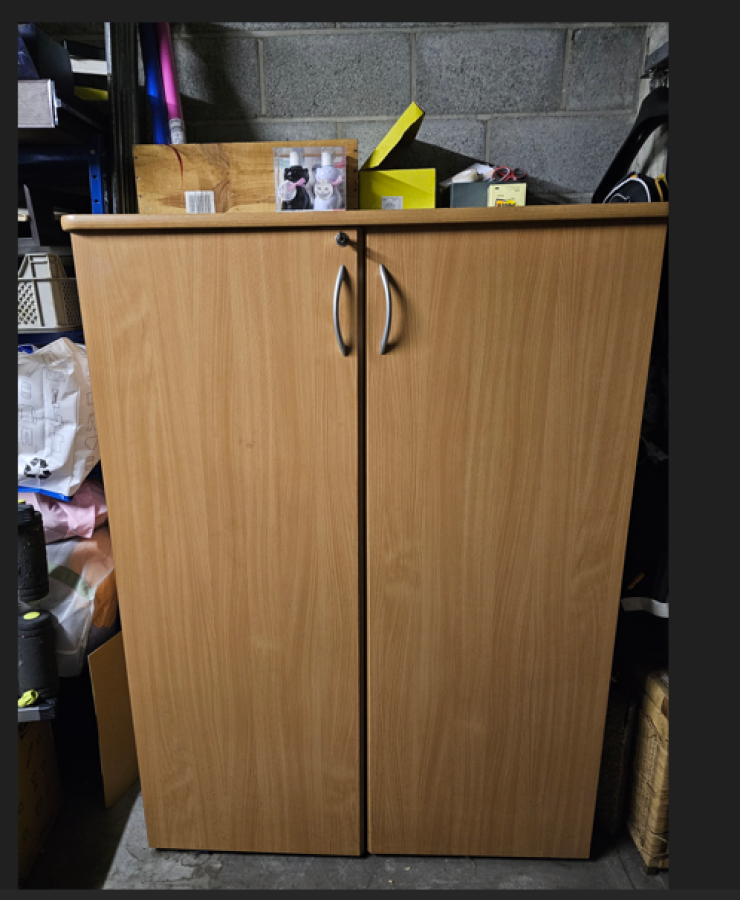 Illustration de Bureau avec portes- ètat impeccable - à emporter