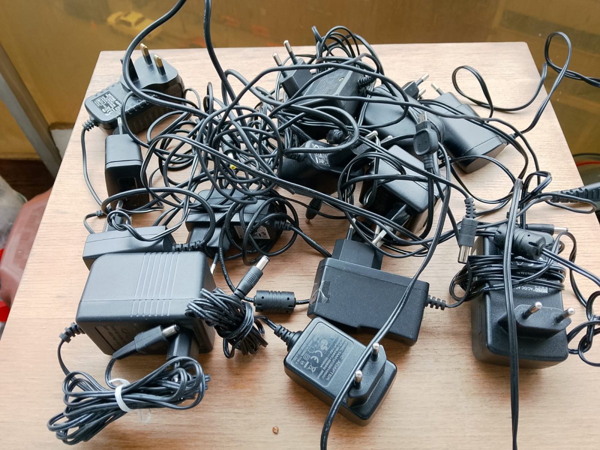 Illustration de Chargeurs de toute sorte /opladers/power supply