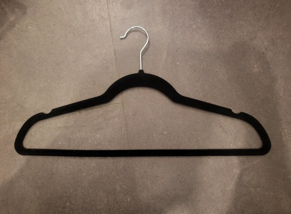 Illustration de Lot de cintres noirs en velours