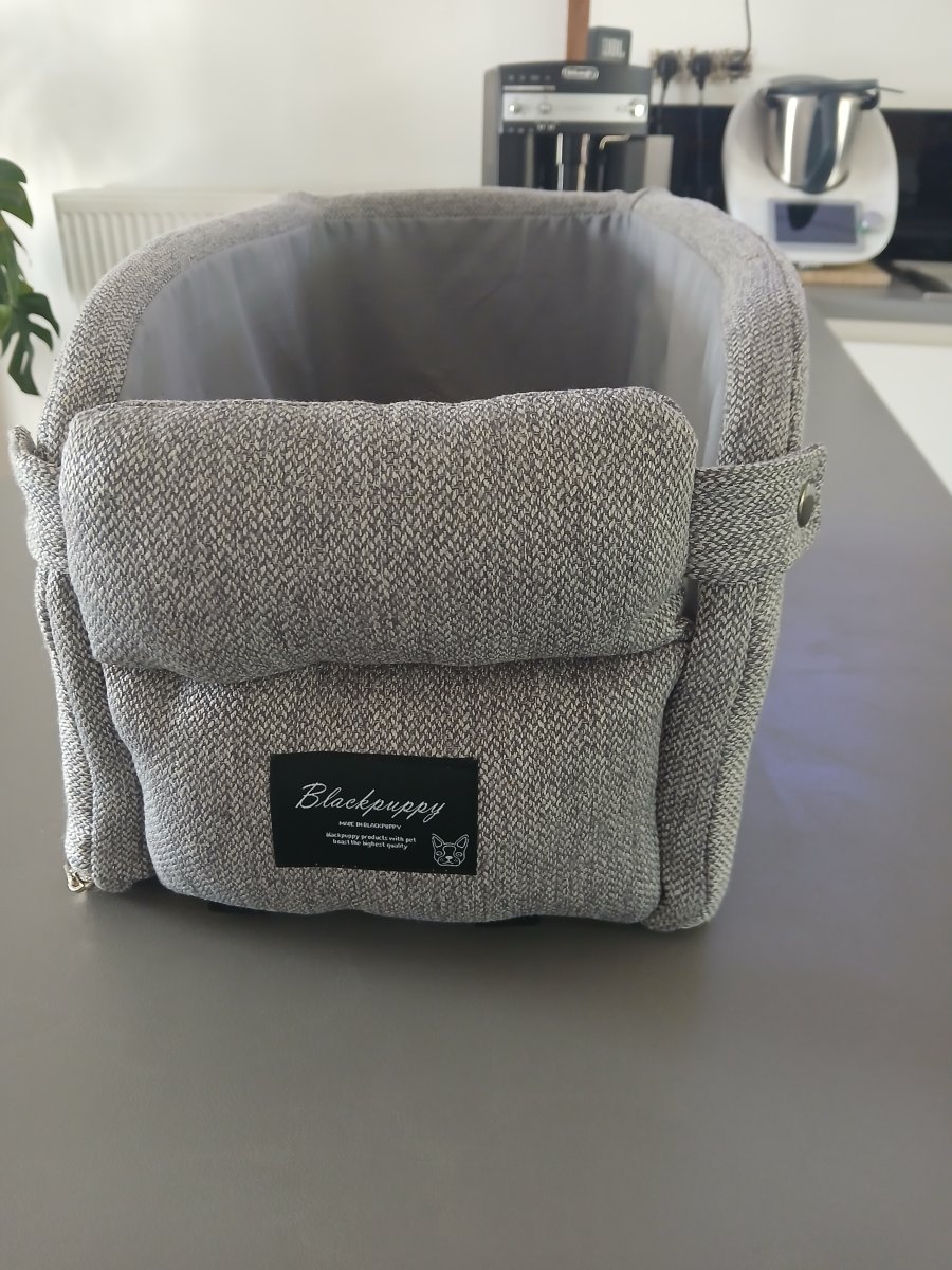 Illustration de Panier auto pour chiot
