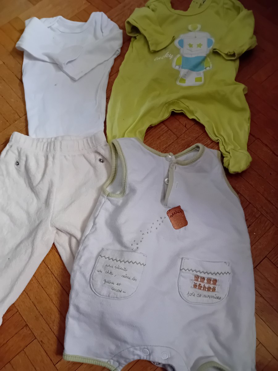 Illustration de 7 Vêtements bébé