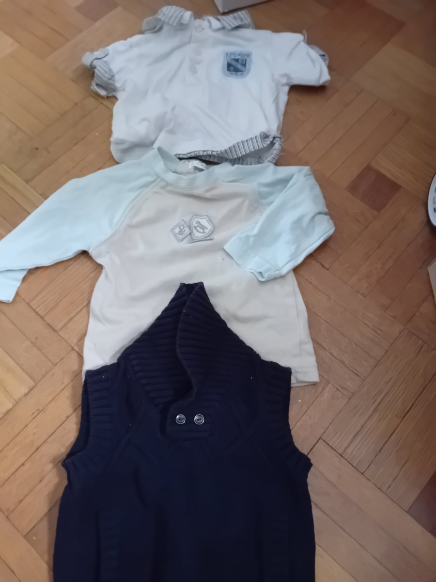 Illustration de 7 Vêtements bébé