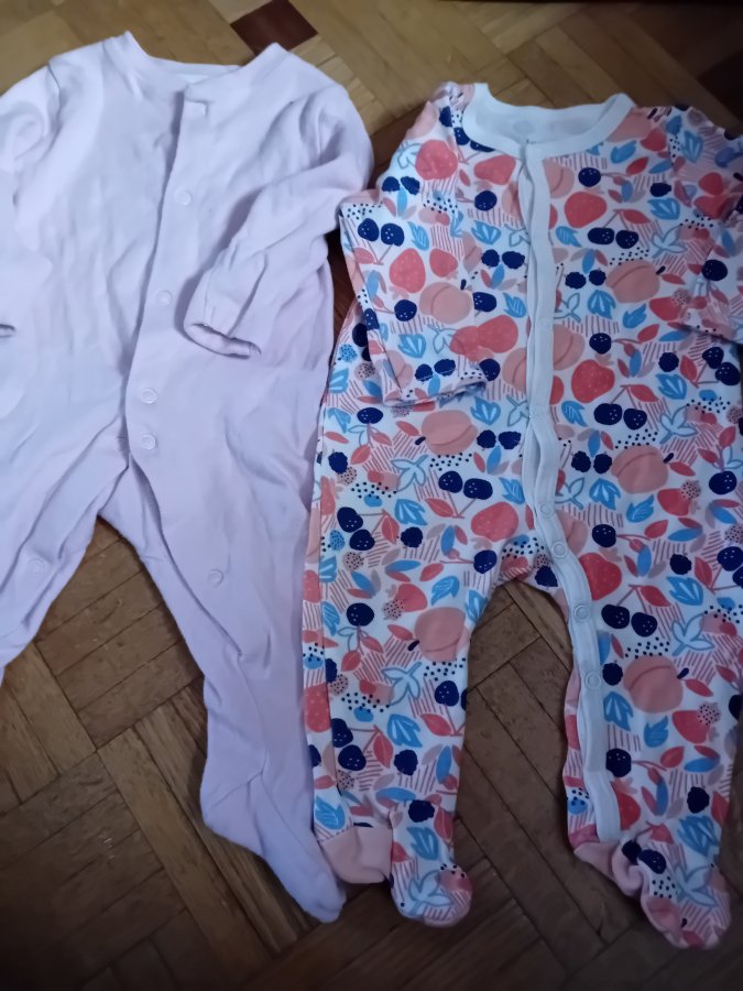 Illustration de 5 vêtements bébé
