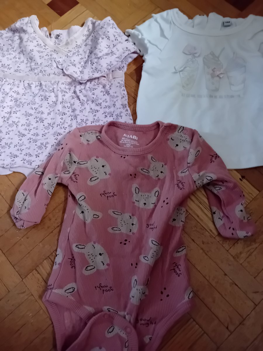 Illustration de 5 vêtements bébé