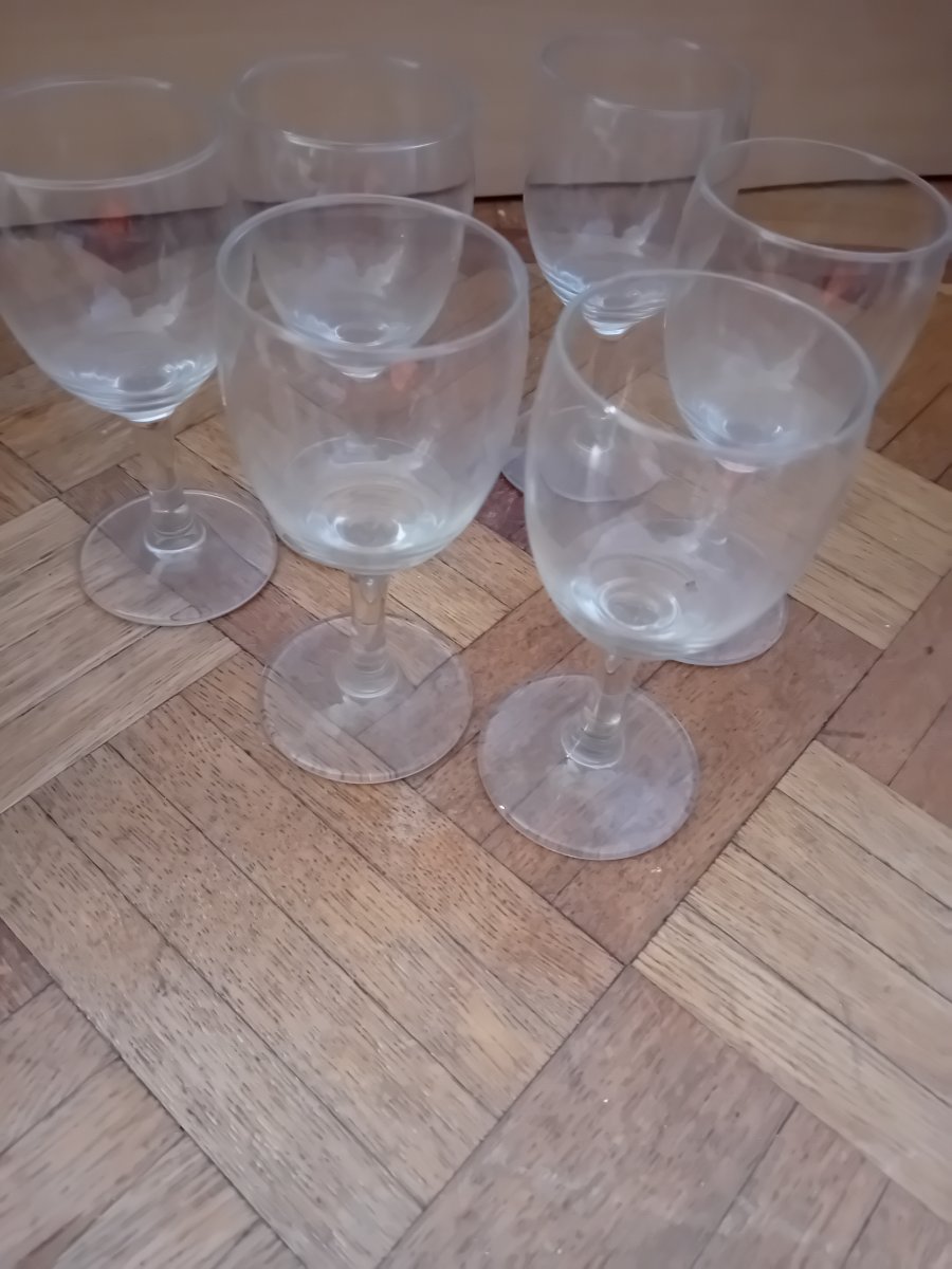Illustration de 6 verres à vin 