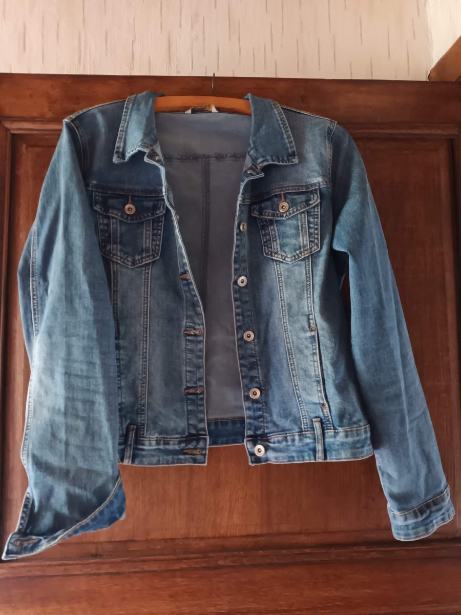 Illustration de Veste en jeans - bon état - taille 38