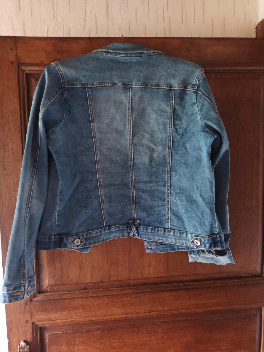 Illustration de Veste en jeans - bon état - taille 38