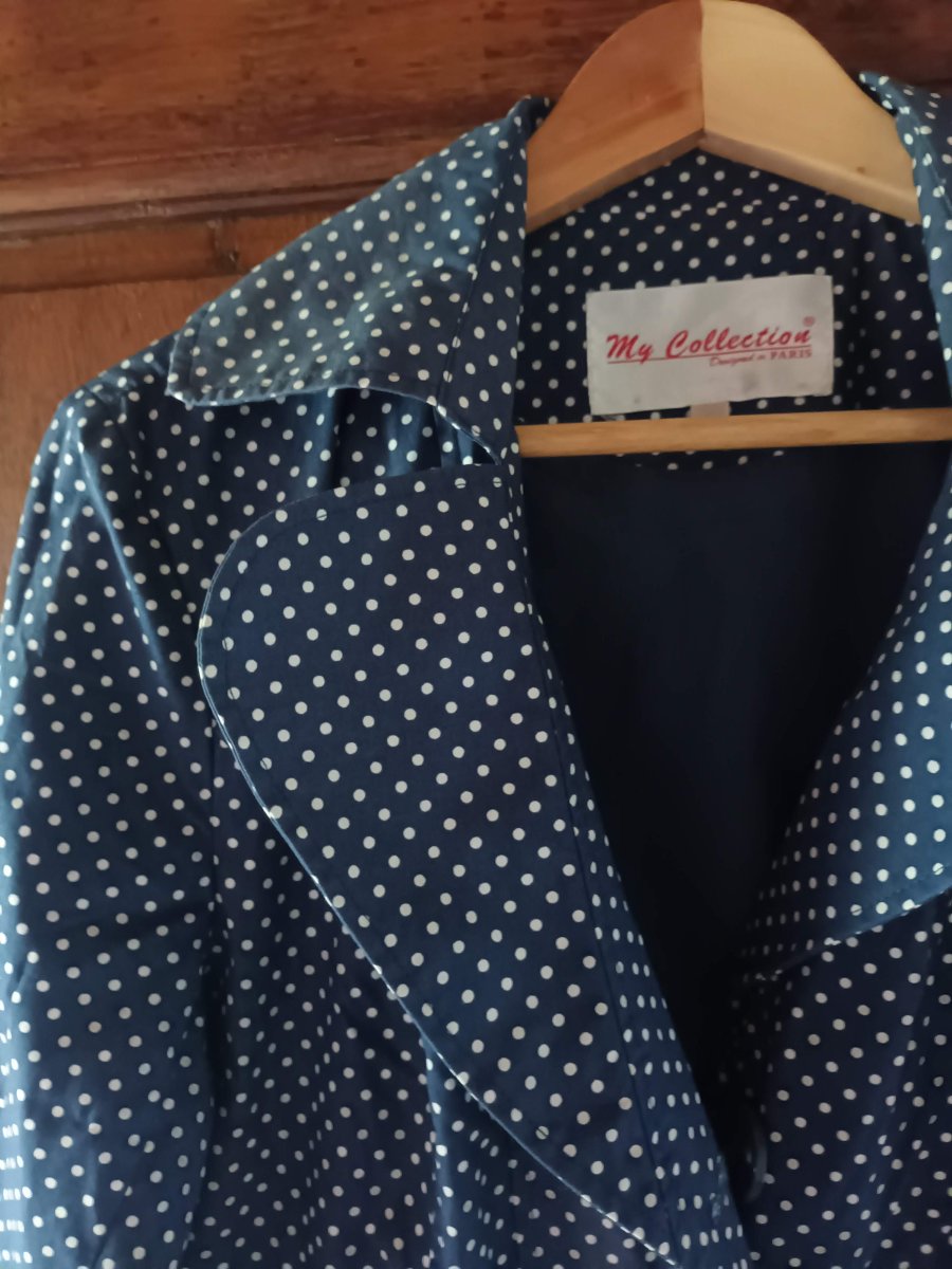 Illustration de Imper sympa - style Parisien - à pois bleu et blanc - T 38