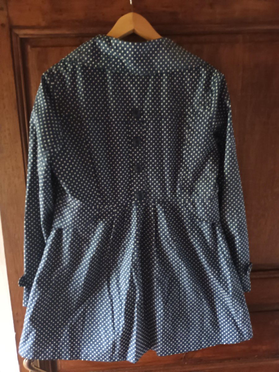 Illustration de Imper sympa - style Parisien - à pois bleu et blanc - T 38