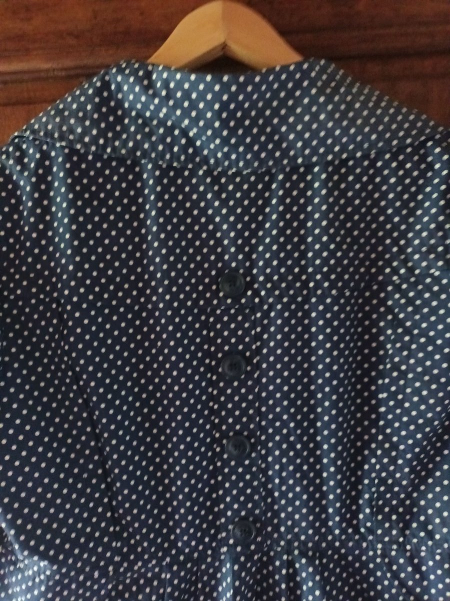 Illustration de Imper sympa - style Parisien - à pois bleu et blanc - T 38