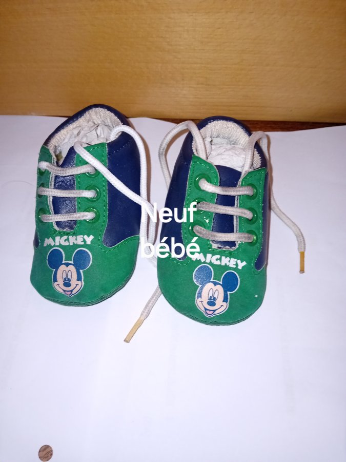 Illustration de Chaussures bébé,  enfant 