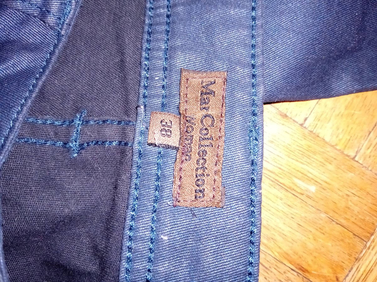 Illustration de Pantalon bleu foncé taille 38 