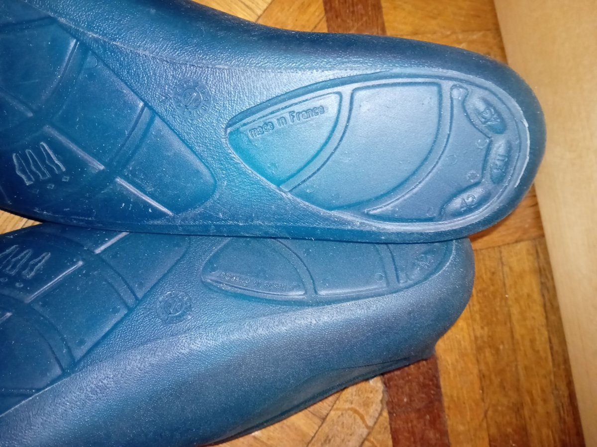 Illustration de Chaussures pour sport aquatique