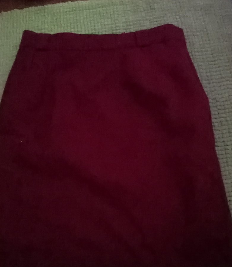 Illustration de Jupe hiver bordeaux 