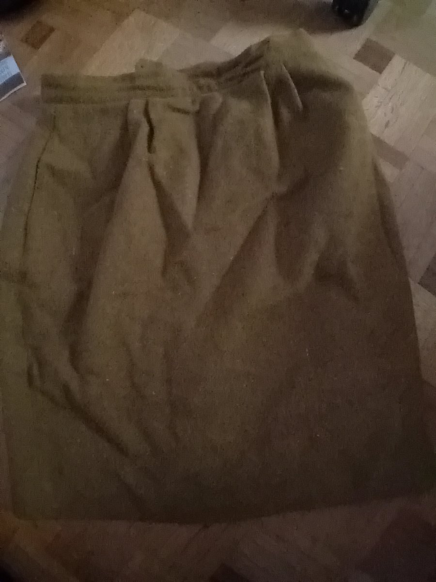 Illustration de Jupe couleur moutarde medium 