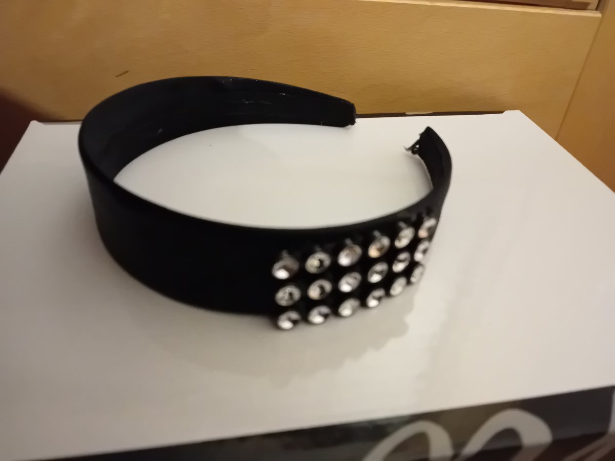 Illustration de Serre tête 