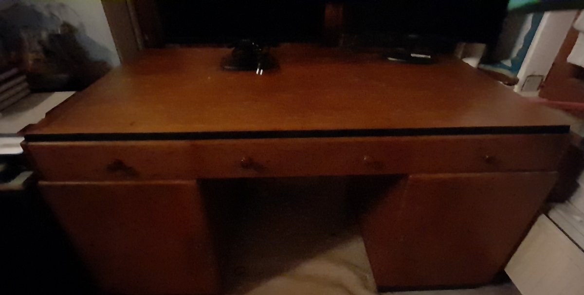 Illustration de Bureau en bois robuste