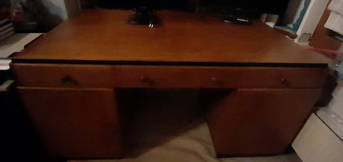 Illustration de Bureau en bois robuste