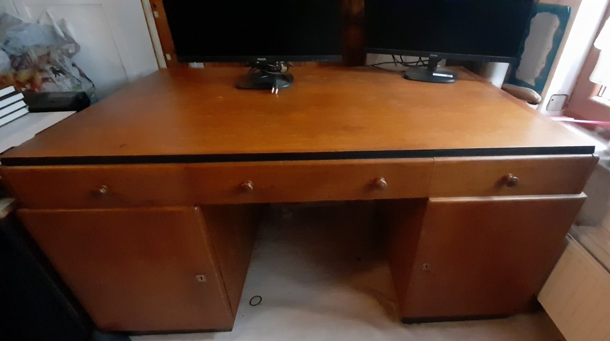 Illustration de Bureau en bois robuste